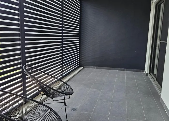 Modern Elegance: 2 Bedroom Oasis W/ Free Parking