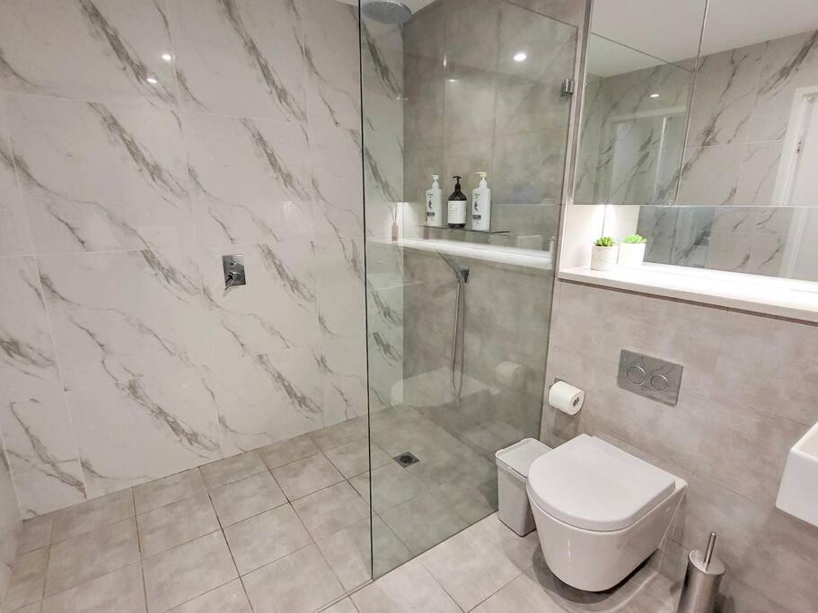 Apartment Modern Elegance: 2 Bedroom Oasis W/ Free Parking