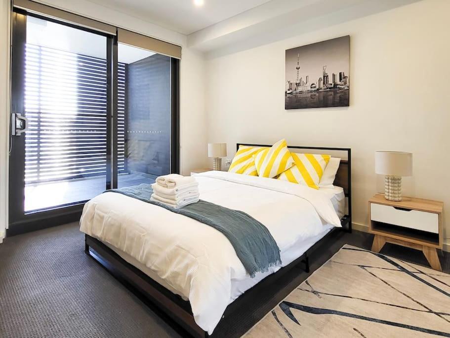 Modern Elegance: 2 Bedroom Oasis W/ Free Parking *
