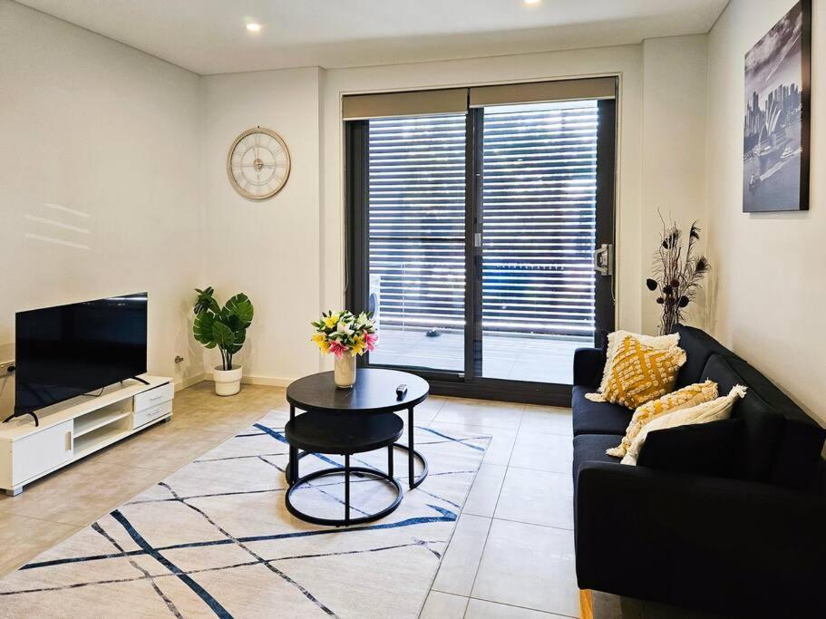 Apartment Modern Elegance: 2 Bedroom Oasis W/ Free Parking *