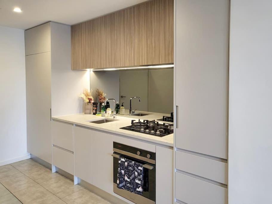 Apartment Modern Elegance: 2 Bedroom Oasis W/ Free Parking *