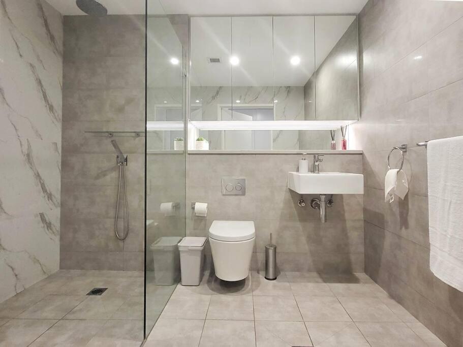 Modern Elegance: 2 Bedroom Oasis W/ Free Parking *