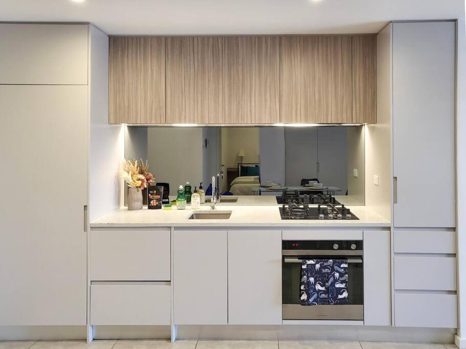 Modern Elegance: 2 Bedroom Oasis W/ Free Parking Apartment *