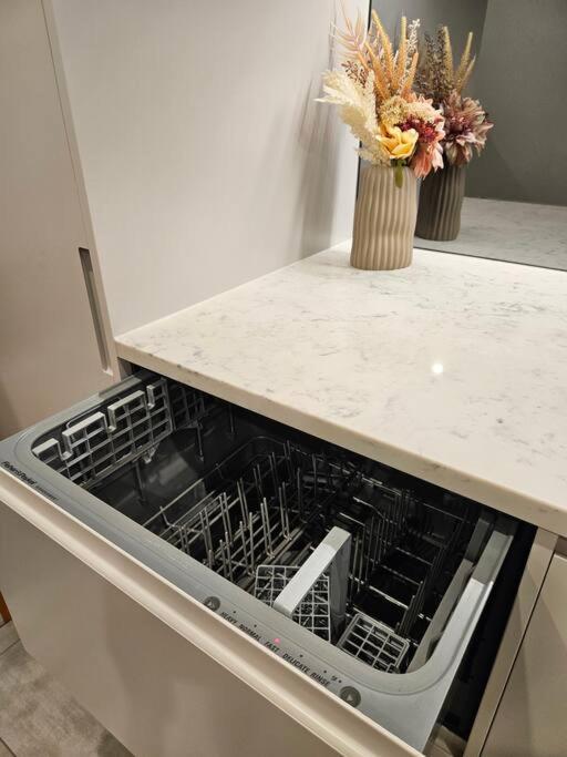 Modern Elegance: 2 Bedroom Oasis W/ Free Parking * Epping
