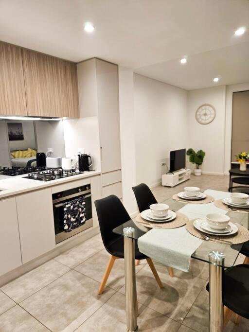 Apartment Modern Elegance: 2 Bedroom Oasis W/ Free Parking