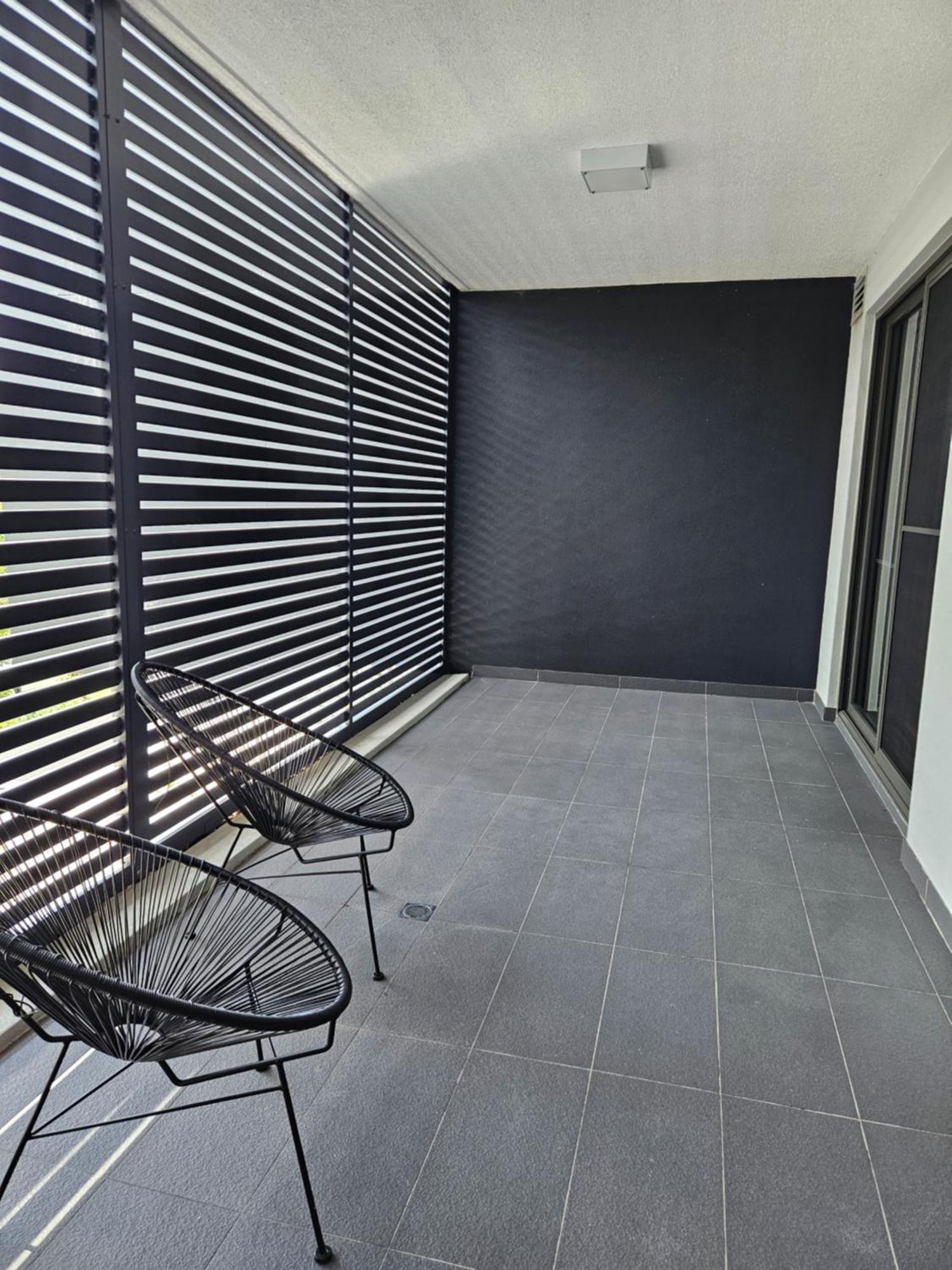 Modern Elegance: 2 Bedroom Oasis W/ Free Parking Apartment