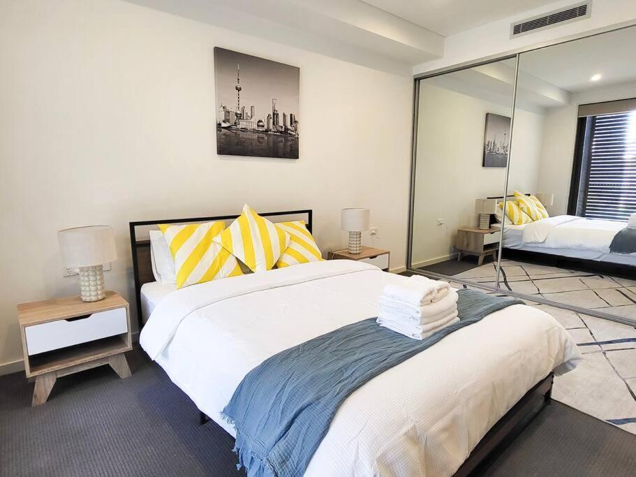 Modern Elegance: 2 Bedroom Oasis W/ Free Parking Apartment